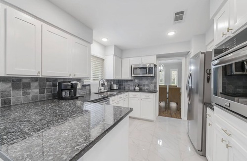 Houston House | Home Away From Home, Med Center, Sports, Shopping