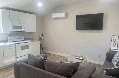 Tyler Cabin | Home away from Home- Near Tyler Airport