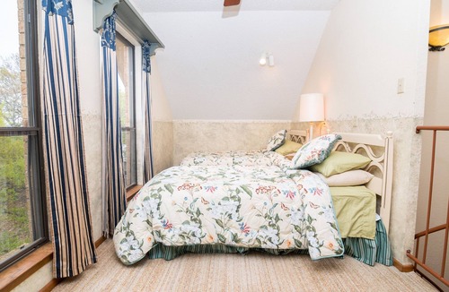 Wetmore House | Home Away from Home(Sleeps 6) No city Tax