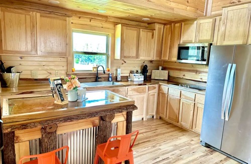 Newnata Cabin | Homestead cabin on the hill with outdoor movie projector