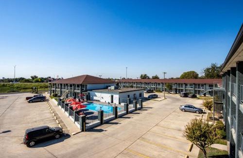 Arena District Hotel | HomeTowne Studios by Red Roof San Antonio E - Frost Bank Center