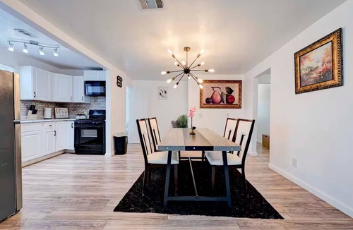 Chestnut House | Homey & Spacious 4-bedroom house in fabulous Austin neighborhood