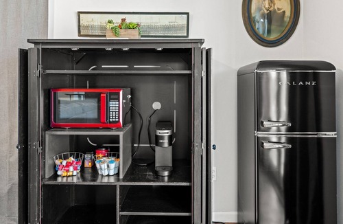 Harper House | Hopf Haus | 2/1.5 Cottage | Coffee Bar with Microwave & Fridge