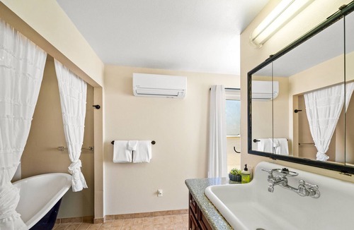 Harper House | Hopf Haus | 2/1.5 Cottage | Coffee Bar with Microwave & Fridge