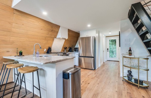 New Iberia Cabin | -Hot Tub & Fire Pit- Relaxing, Modern A-Frame Cabin near Rip Van Winkle Gardens