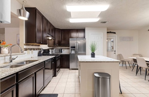 North San Antonio - SAT House | Hot Tub-Game Room-Family Retreat-Central Location-Upscale Home! Discounted Rates