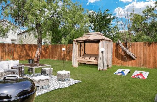 Southside House | Hot Tub Getaway Nr Missions Park BBQ Yard Games