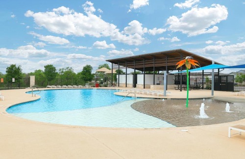 Southside House | Hot Tub Getaway Nr Missions Park BBQ Yard Games
