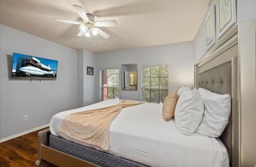 Houston House | Hot Tub HTown Getaway Yard BBQ Air Hockey WiFi