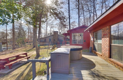 Hemphill House | Hot Tub, Lake Access! Angler’s Escape in Hemphill