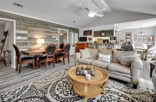 Porter House | Hot tub Mega Space Free Coffee Wifi Roku TV smart TV all bedrooms