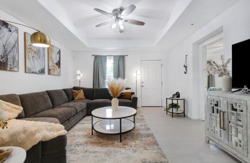 San Antonio House | Hot Tub Near Missions Park DT Yard BBQ Games
