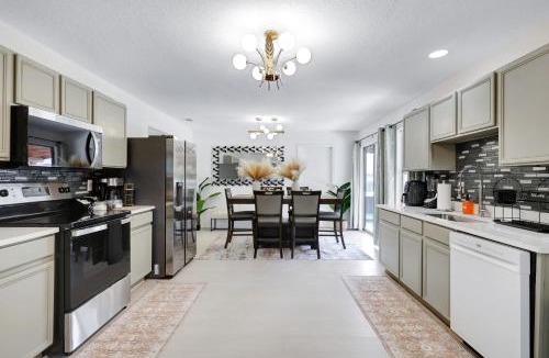 San Antonio House | Hot Tub Near Missions Park DT Yard BBQ Games