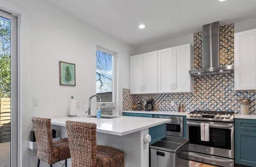 Galindo House | Hot Tub Nights Near SoCo - Chic South ATX Escape w Private Patio for Grilling!