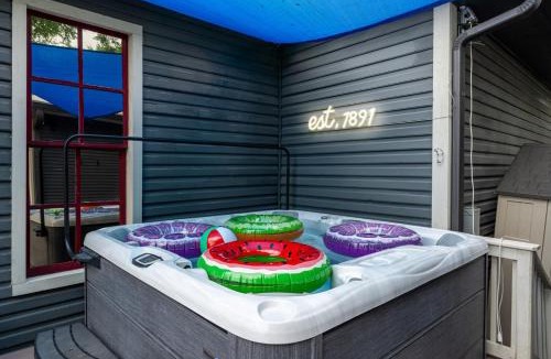 Southtown House | Hot Tub Sauna Fire Pit Putting green Downtown