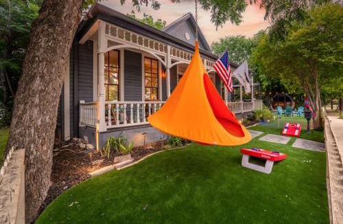 Southtown House | Hot Tub Sauna Fire Pit Putting green Downtown