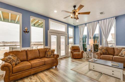 Lakeside City House | Hot Tub & Sauna: Lakefront Wichita Falls Home!