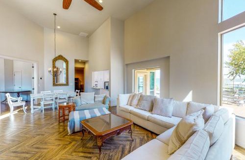 Lake Bridgeport House | Hot Tub & Views: Luxe Lake Bridgeport Retreat