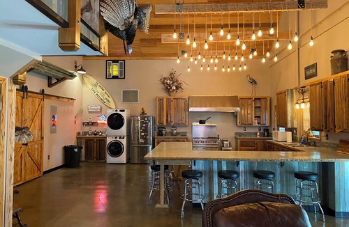 Houma Cabin | HOUMA 45 MILES FROM NOLA INTERNATIONAL AIRPORT, FISHING, HISTORIC DOWNTOWN HOUMA