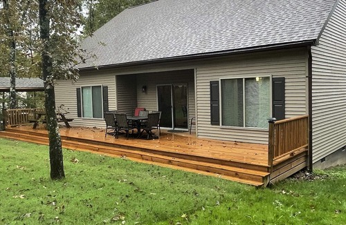 Fairfield Bay House | House located on Golf Course, community pools, hiking and ATV trails, close to G