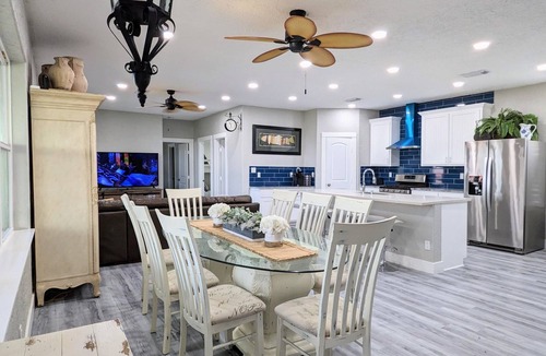 Hitchcock House | House on the bay. Fishing, crabbing, boating, kayaking close to Galveston.