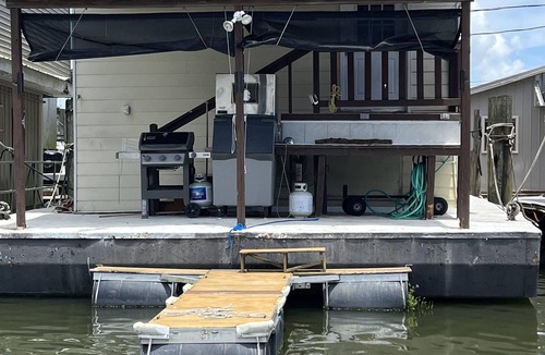 Venice Boat Rental | Houseboat in Venice Marina. PARKING LOT ACCES. DRIVE. RIGHT UP TO HOUSEBOAT