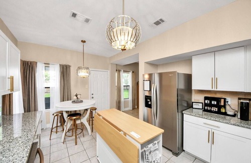 Houston House | Houston 4BR Retreat | King Bed Fast WiFi