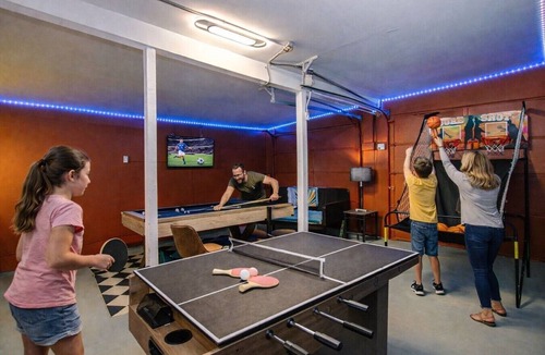 Spring Branch West House | Houston 5BR with Game Room, BBQ and Fire Pit