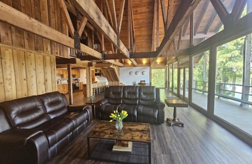 Barrett House | Houston Riverfront Cabin Retreat