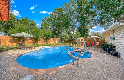 Spring Branch West Villa | Houston’s 4BR and 2B with Pool