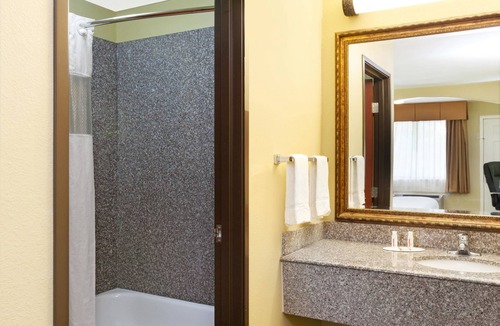 Lafayette Hotel | Howard Johnson by Wyndham Lafayette