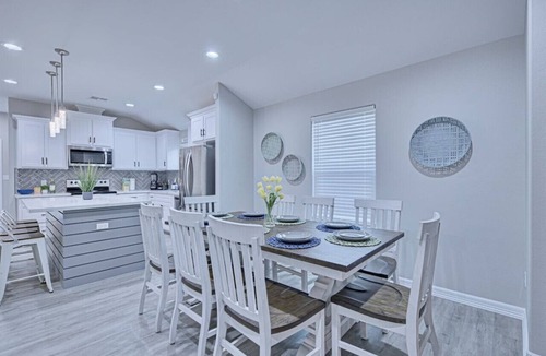 Flour Bluff House | Howdy Holiday: Modern Family Getaway