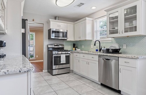 Westbury House | HTown Escape Big Pool Pet-friendly Sleeps 12 4TVs Grill