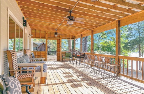 Homer House | Huge Lakefront Camp - Sleeps 20 - Luxe & Clean - Great Location