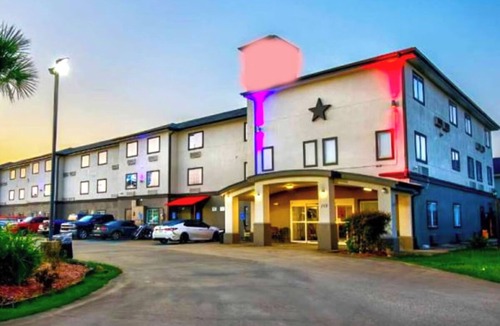 Sulphur Apartment | Ideal for Couples: Cozy Queen Bed + Kitchenette | Non-Smoking