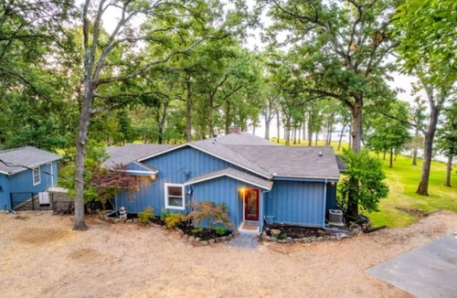 Quinlan House | IMMACULANT LAKEFRONT Views- Hot Tub, Beach Area, Firepit, Enclosed Porch, Dock