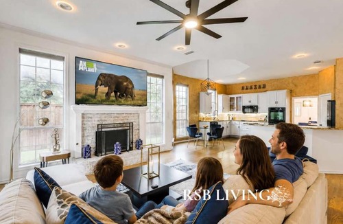 Irving House | Impressive 5BR 3,5BA Holiday Home with Pool, Game Room & Cinema Room