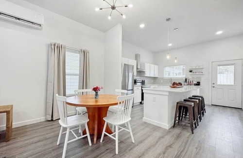 Denver Heights House | In Downtown-2 miles to Riverwalk-1 mi to Alamodome-BMT Grad