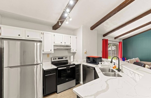 Wetmore House | Incredible Location | King Bed | Sleeps 14
