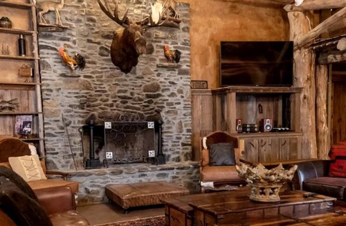Satin Villa | Incredible Villa with Swimming Pool Nestled Amidst Trees in Chilton, Texas