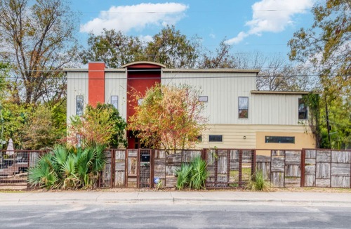 Blackshear-Prospect Hill House | Industrial Loft perfect for Foodies - KING beds