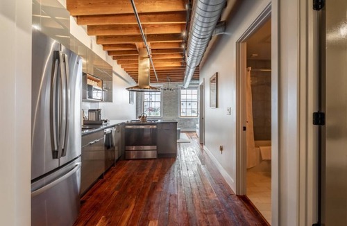 Central Business District Hotel | Industrial Style Apartment near Top Attractions