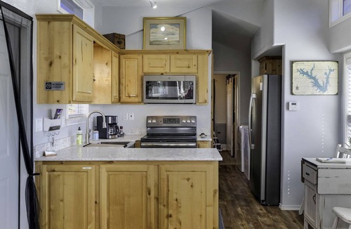 Emory Cabin | Intimate Chic Cabin Suitable for Four with Private Deck in Texas