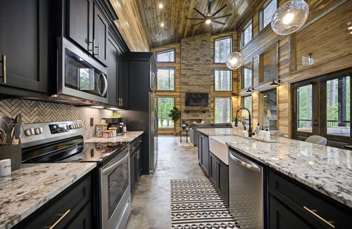 Pickens Cabin | Into The Woods Cabin /Modern Family Cabin/Arcade, Hot Tub, Playset