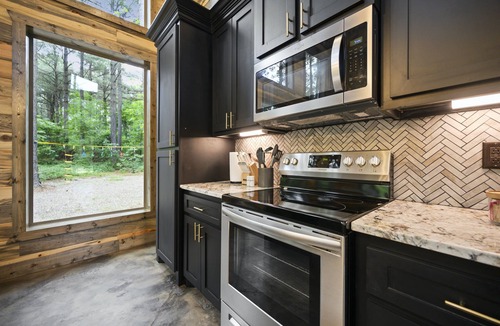 Pickens Cabin | Into The Woods Cabin /Modern Family Cabin/Arcade, Hot Tub, Playset