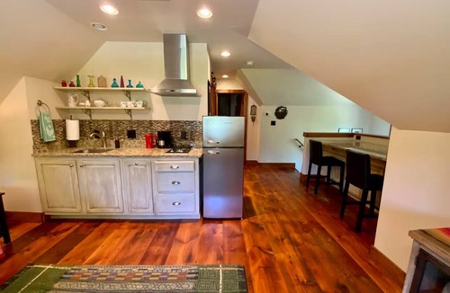 Newark Apartment | Inviting, comfortable & private suite near Univ.