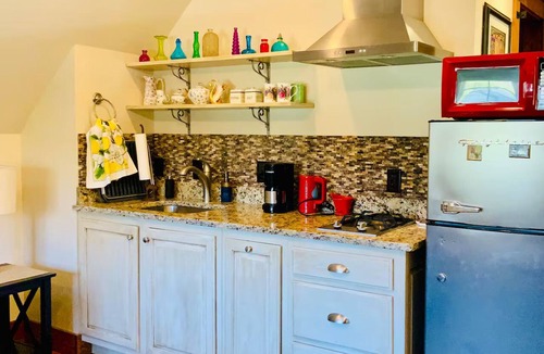 Newark Apartment | Inviting, comfortable & private suite near Univ.