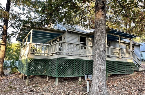 Zwolle Cabin | Inviting Lakefront Cabin with Boat Launch near Zwolle, Louisiana