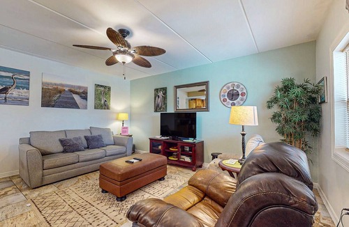 South Padre Island Condo | Inviting seaside condo with on-site pool & hot tub, great location