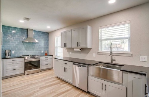 Arlington House | Inviting & Spacious 4BR | Walk to AT&T & World Cup
